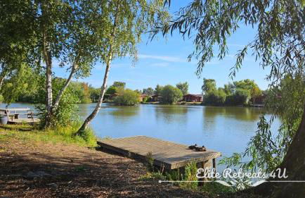 Elite Retreats 4U Lakeside Hot Tub Log Cabin with the fishing peg at Tattershall Lakes Park - Foto 7