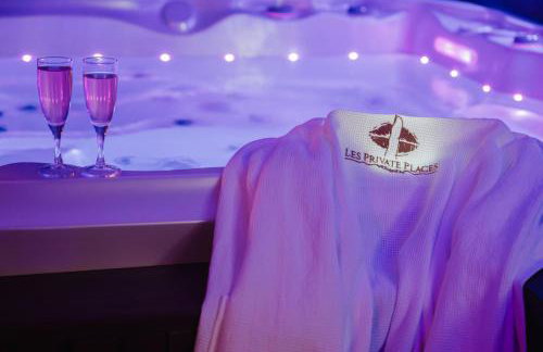 Love Room Les Private Places - Lit King Size et Jacuzzi Privé - Photo 20