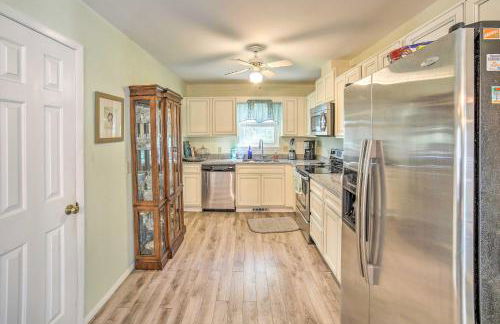 Oak Island Home with Yard Less Than 1 Mi to the Beach! - Foto 13