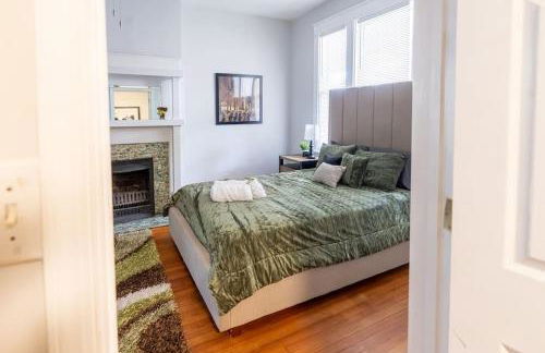 The Great Pink Lady with Huge Wrap Around Porch! - Foto 13