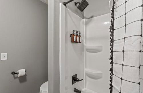 3BD Family Retreat - 4 Mins to UND - Yard Games - Foto 14