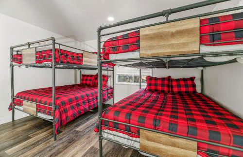 Family Fun Cabin - Mountain home with Game Room, Hot Tub and Lake Views! - Foto 48