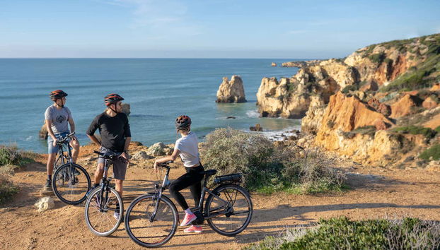 Admirez les jolies falaises