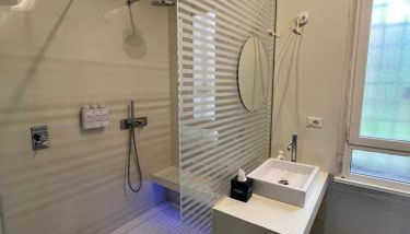 Colosseum Vibes - Photo 2, Shower