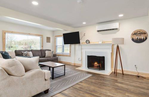 Pondview 4BR Cabin-Walk to Caverns, Hot Tub, Wi-Fi - Foto 3