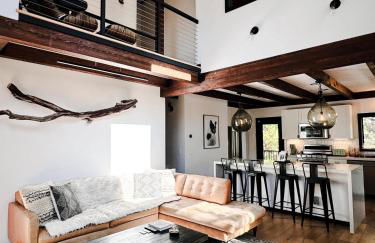 Haven at Cedar Haus Luxury 1BR Escape w Hot Tub EV Charger Gourmet Kitchen Fully Fenced Yard Dogs OK - Foto 10