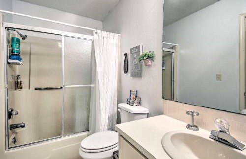 Lakefront Home with Private Beach Access! - Foto 9