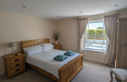 Cheltenham large house with gym, bar & hot tub - Photo 6