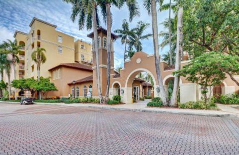 Renovated 2/2 Unit at Yacht Club/Aventura - Foto 25