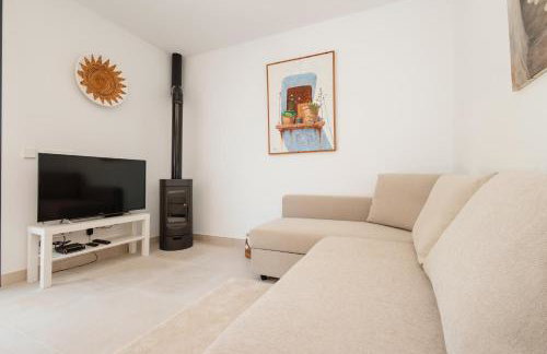 Holiday home with large sunny terrace, Costabella - Foto 3