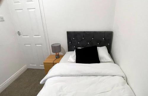 Lovely Spacious House Family & Contractor Friendly 3 Bedroom Near Leeds Centre Sleeps 8 - Foto 21