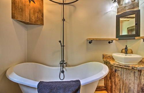 Red Sweetheart Barn Studio with Mtn and River Views! - Foto 22