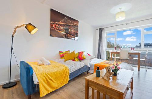 Luxury 2 Bedroom Apartment with Free Parking Opposite Queen Elizabeth Hospital - Photo 12