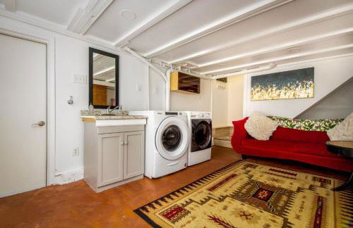 The Carriage House Chic Treetop Loft and Hot Tub - Foto 19