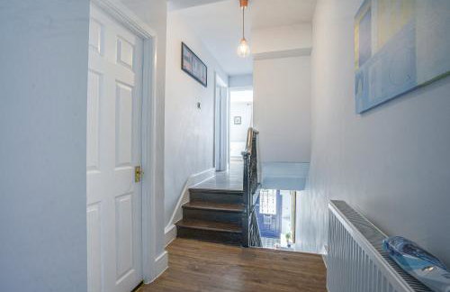 4BR Family Home, Garden, WiFi, 5mins to Elisabeth Line & 10min to Stratford - Foto 16