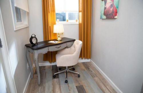 Cozy Bungalow Hot Tub & Fire Pit, Walk Downtown - Foto 8