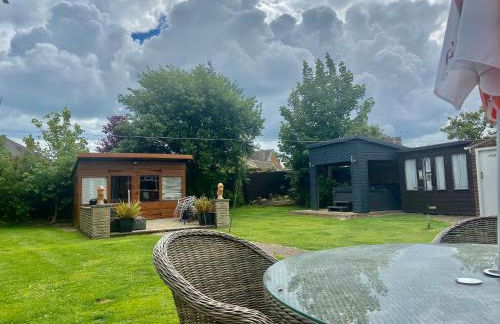 BeRo Bungalow with a hot tub & a large garden! - Foto 34