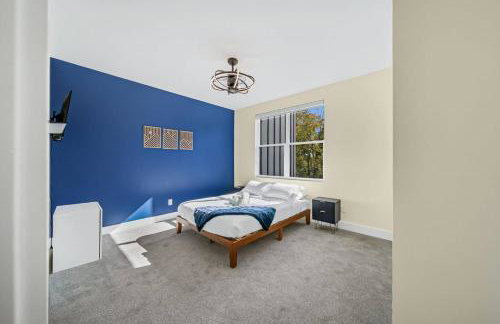 Modern 4-Story 3-BR Townhome with Rooftop Lounge - Foto 30