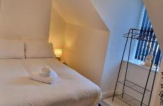 SuperValue Suite 10 - Fast WiFi, Hotel Linen, Keyless Entry, City only 10 Mins - BY PROPERTY PROMISE - Foto 9
