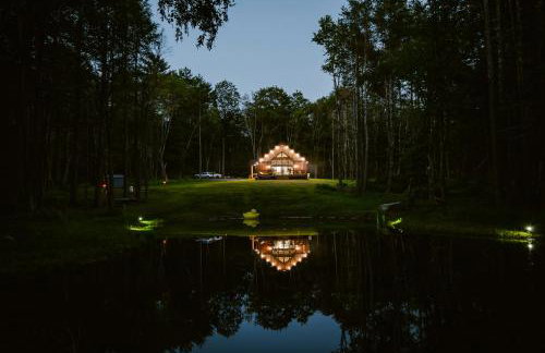 Luxe Modern Cabin with Pond, Fire Pit, Hiking, near Bethel Woods - Foto 41