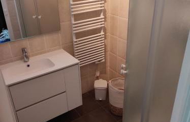 Pretty and quiet top floor 2 bedroom flat in the port area of Nice - Photo 18