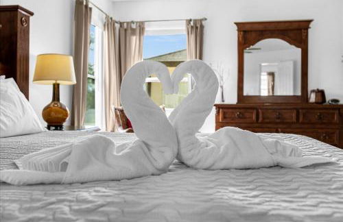 Bluelakeview Luxury Villa with Private Pool & Spa plus Lake Views, BBQ, Games Room - Photo 35