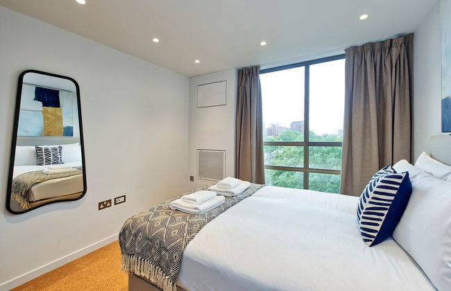 Upscale Two-bedroom Home in a Brutalist Setting - Foto 10