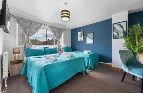 Practical Stays for Serious Workdays - Foto 1