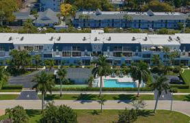 Belair Lane condo community pool managed by Sky Run Naples - Foto 5