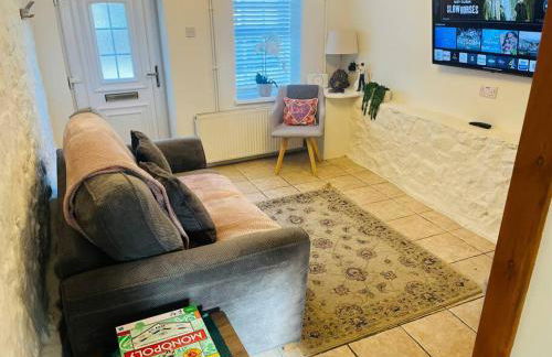 Charming Brecon Beacons Cottage with Parking - Foto 10