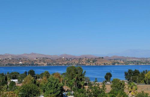 Water-View Home w/ Hot Tub in Lake Elsinore! - Foto 23