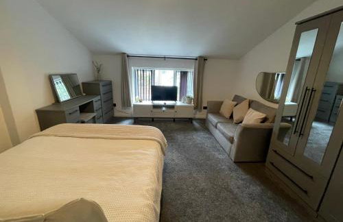 Slick Space for a Standish Stay - Photo 19