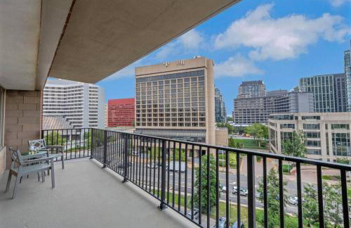 Large 3 bedroom Family Suite, Private Balcony, 5 min to DCA, Gym, Pool and more! - Photo 35