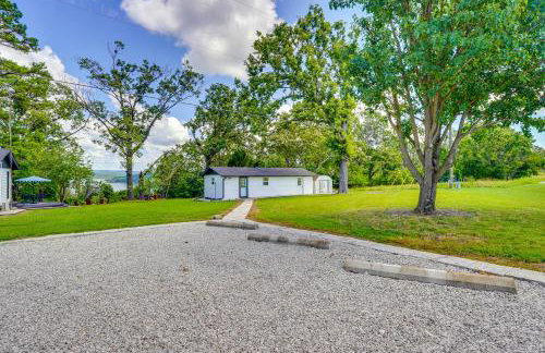 Yard with Lake View Home Near Table Rock Lake! - Foto 22
