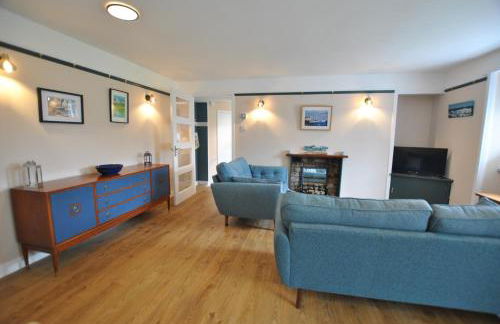 Carpenters Cottage- coastal stay with garden - Foto 17