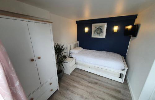 Lovely private studio room with own kitchen and bathroom. Set in the popular area of Shiphay in Torquay and only a short walk from Torbay Hospital - Foto 16