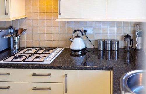 Central 2 Bed House w/ Garden and Free Parking! - Photo 34