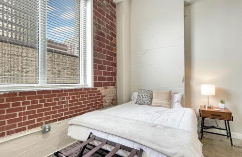 Stunning Downtown Studio with Rooftop Patio - Photo 2