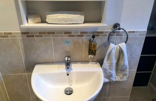 Idyllic 2 Bedroom Self-Contained UpsideDown Annexe - Photo 44