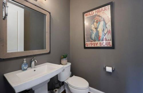 WeHo Nashville Home, Geodis Park, Mini-Golf, Arcade, 10min to Downtown! Sleeps 10! - Foto 33