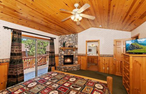 Teakwood Cozy Wood Cabin with Fireplace - Photo 37