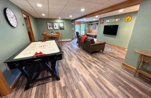 FC43 Renovated cozy spacious cottage with AC, air hockey, wifi close to ski trails! - Foto 13