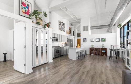 Modern Historic Loft 19ft Ceilings, Gym, Heated Parking, Skyline Views, Balcony - Foto 4