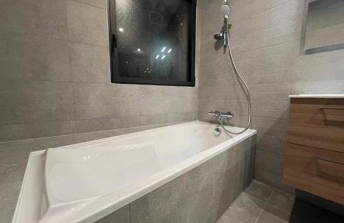 Maison neuve 3 chambres Nantes - confort pour famille & amis, wifi, parking - Foto 13