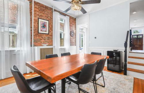 Sojourn Lovely Hill Family Home with Backyard near DC Icons - Foto 14