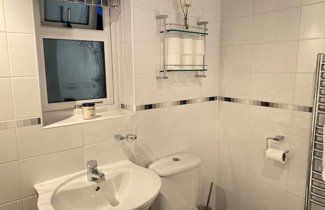 4-bed House With Private Garden in Barnsley! - Photo 27