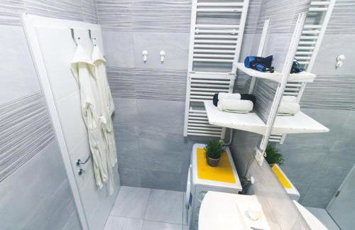 Newly adapted Studio 88 with free parking - Photo 17
