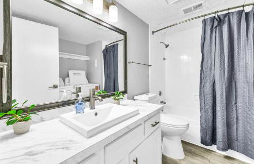 Modern 2BR Retreat with Pool Gym and WiFi - Foto 17