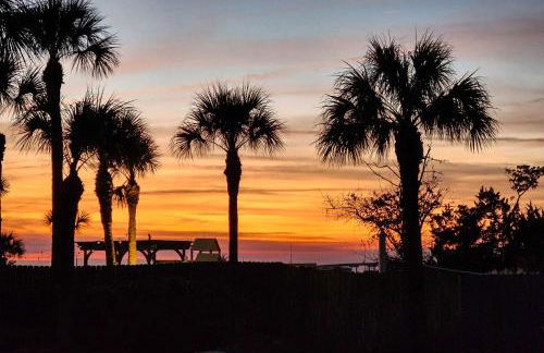 Beachfront Condo with 3 Pools on St Helena Island! - Foto 24