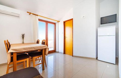 2 Bedroom Amazing Apartment In Nevidane - Foto 6